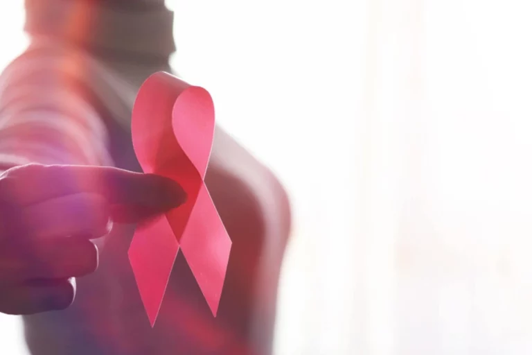 Learn How To Detect The First Symptoms Of Breast Cancer