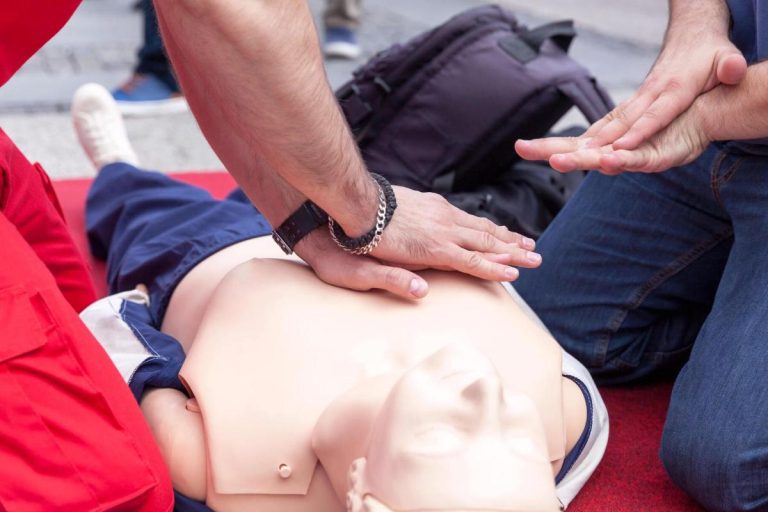 How to React Swiftly with First Aid in Critical Situations